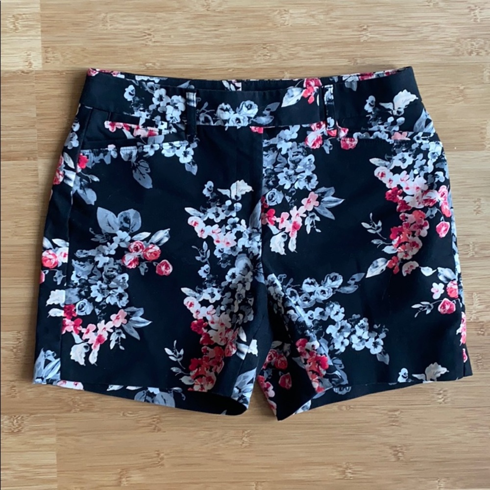NWOT 🌸 Black flower patterned shorts
